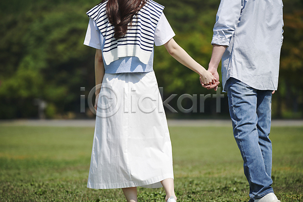 다정 사랑 20대 남자 두명 성인 성인만 여자 한국인 JPG 뒷모습 포토 걷기 공원 데이트 미소(표정) 손잡기 야외 연애 응시 주간 커플 하반신