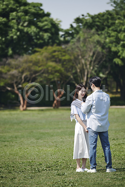 다정 사랑 20대 남자 두명 성인 성인만 여자 한국인 JPG 뒷모습 옆모습 포토 공원 데이트 마주보기 미소(표정) 야외 연애 전신 주간 커플