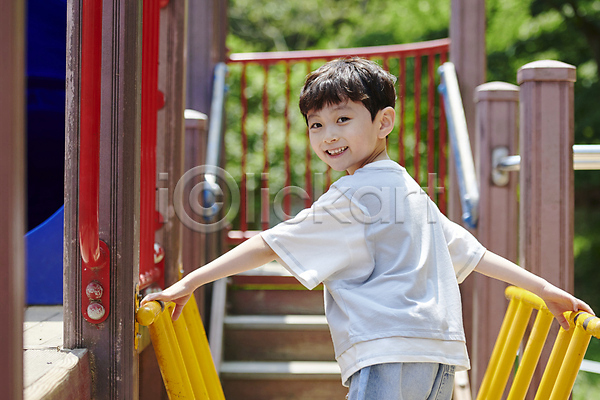 즐거움 남자 소년 소년한명만 어린이 한국인 한명 JPG 뒷모습 포토 계단 놀기 놀이 놀이터 뒤돌아보기 미소(표정) 상반신 야외 여름(계절) 잡기 주간