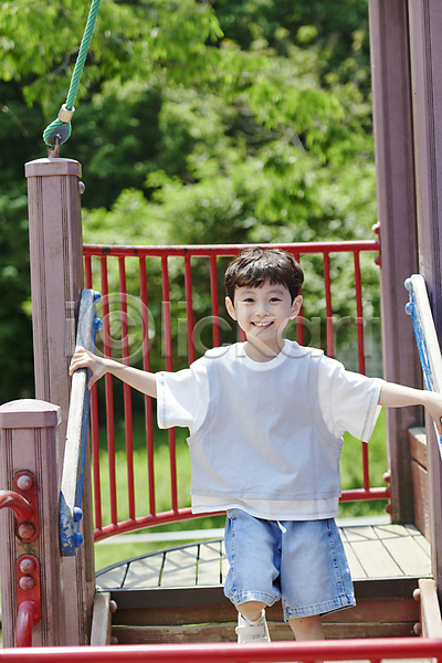 즐거움 남자 소년 소년한명만 어린이 한국인 한명 JPG 앞모습 포토 계단 내려오기 놀기 놀이 놀이터 미소(표정) 상반신 야외 여름(계절) 잡기 주간