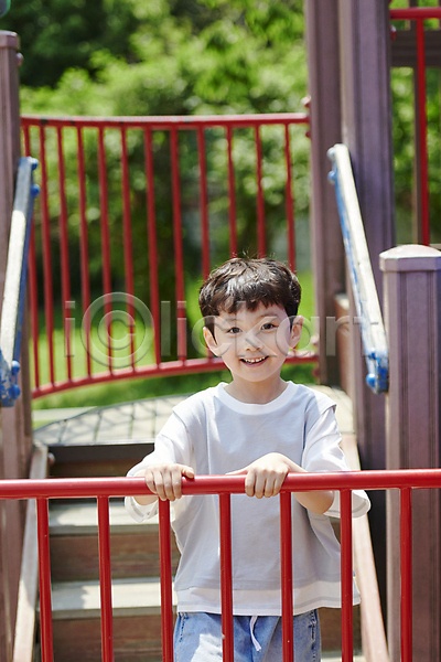 즐거움 남자 소년 소년한명만 어린이 한국인 한명 JPG 앞모습 포토 계단 놀기 놀이 놀이터 미소(표정) 상반신 야외 여름(계절) 울타리 잡기 주간