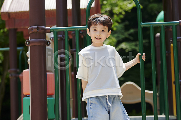즐거움 남자 소년 소년한명만 어린이 한국인 한명 JPG 앞모습 포토 놀기 놀이 놀이터 미소(표정) 상반신 야외 여름(계절) 울타리 잡기 주간