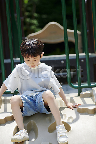 즐거움 남자 소년 소년한명만 어린이 한국인 한명 JPG 앞모습 포토 계단 내려보기 놀기 놀이 놀이터 앉기 야외 여름(계절) 운동화 전신 주간