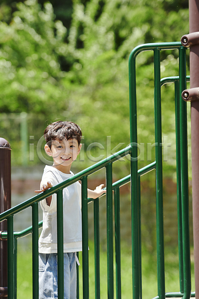 즐거움 남자 소년 소년한명만 어린이 한국인 한명 JPG 옆모습 포토 계단 놀기 놀이 놀이터 미소(표정) 상반신 야외 여름(계절) 울타리 잡기 주간