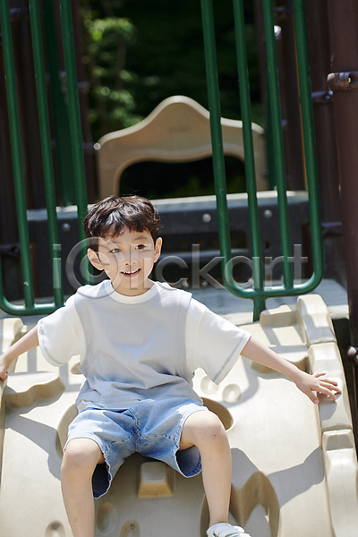 즐거움 남자 소년 소년한명만 어린이 한국인 한명 JPG 앞모습 포토 계단 내려오기 놀기 놀이 놀이터 미소(표정) 상반신 앉기 야외 여름(계절) 잡기 주간