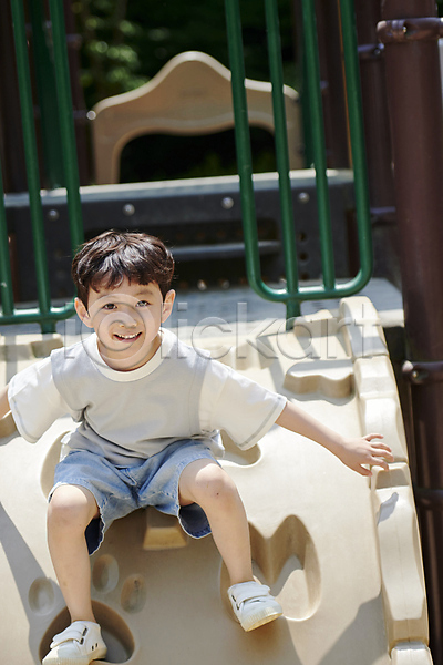 즐거움 남자 소년 소년한명만 어린이 한국인 한명 JPG 앞모습 포토 계단 내려오기 놀기 놀이 놀이터 미소(표정) 앉기 야외 여름(계절) 운동화 잡기 전신 주간 팔벌리기