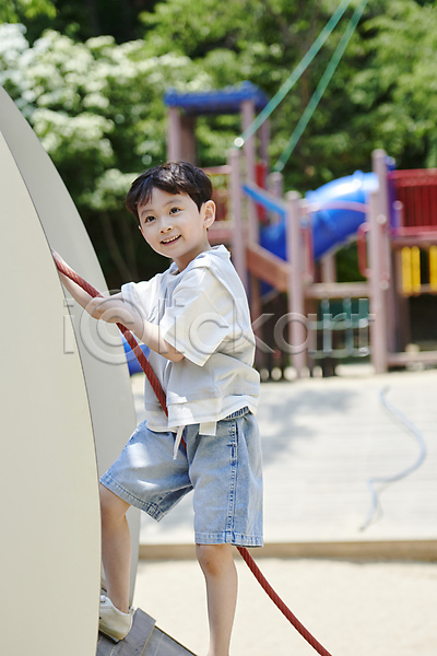 즐거움 남자 소년 소년한명만 어린이 한국인 한명 JPG 옆모습 포토 계단 놀기 놀이 놀이터 미소(표정) 밧줄 야외 여름(계절) 오르기 잡기 전신 주간