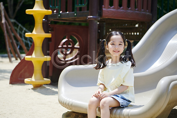 즐거움 휴식 소녀(어린이) 소녀한명만 어린이 여자 한국인 한명 JPG 앞모습 옆모습 포토 계단 놀기 놀이 놀이터 미끄럼틀 미소(표정) 상반신 앉기 야외 양갈래머리 여름(계절) 주간