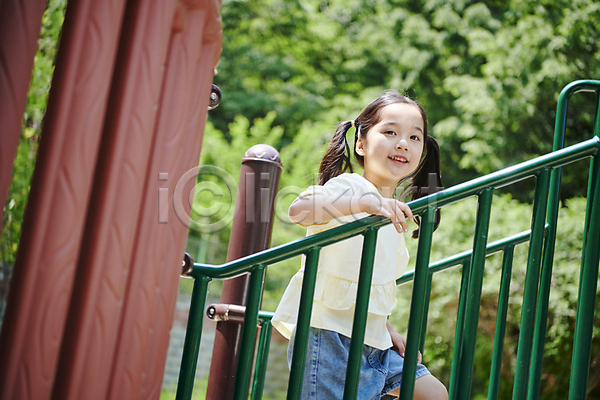 즐거움 소녀(어린이) 소녀한명만 어린이 여자 한국인 한명 JPG 옆모습 포토 계단 놀기 놀이 놀이터 미소(표정) 상반신 야외 여름(계절) 울타리 응시 잡기 주간