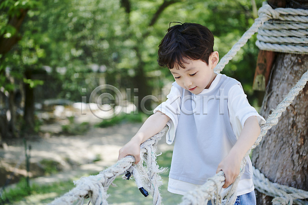 즐거움 남자 소년 소년한명만 어린이 한국인 한명 JPG 아웃포커스 앞모습 포토 건너기 나무 놀기 놀이 놀이터 밧줄 상반신 야외 여름(계절) 잡기 주간