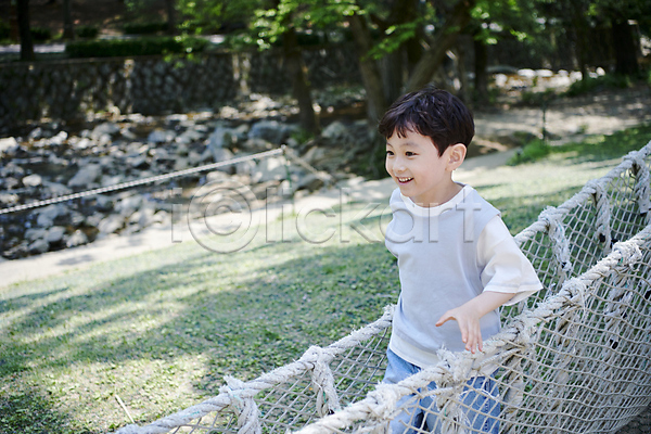 즐거움 남자 소년 소년한명만 어린이 한국인 한명 JPG 옆모습 포토 건너기 놀기 놀이 놀이터 미소(표정) 밧줄 상반신 야외 여름(계절) 주간