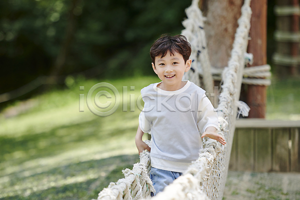 즐거움 남자 소년 소년한명만 어린이 한국인 한명 JPG 아웃포커스 앞모습 포토 건너기 놀기 놀이 놀이터 미소(표정) 밧줄 상반신 야외 여름(계절) 주간