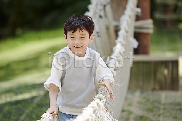 즐거움 남자 소년 소년한명만 어린이 한국인 한명 JPG 앞모습 포토 건너기 놀기 놀이 놀이터 미소(표정) 밧줄 상반신 야외 여름(계절) 웃음 잡기 주간