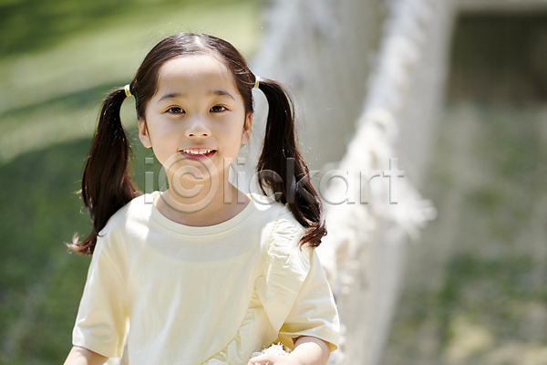 즐거움 소녀(어린이) 소녀한명만 어린이 여자 한국인 한명 JPG 아웃포커스 앞모습 포토 건너기 놀기 놀이 놀이터 미소(표정) 상반신 야외 여름(계절) 잡기 주간