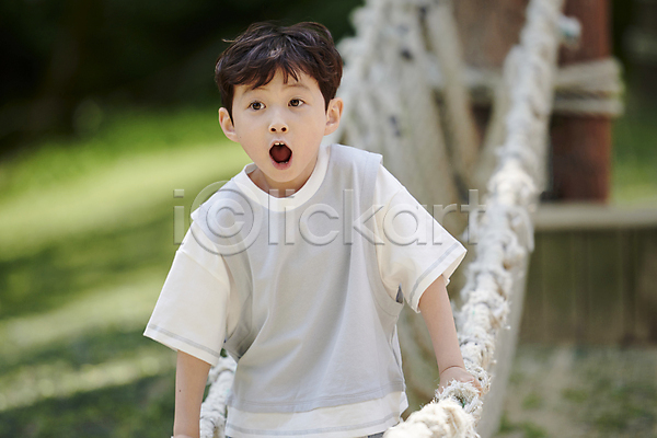 즐거움 남자 소년 소년한명만 어린이 한국인 한명 JPG 아웃포커스 앞모습 포토 놀기 놀람 놀이 밧줄 상반신 야외 여름(계절) 입벌림 잡기 주간