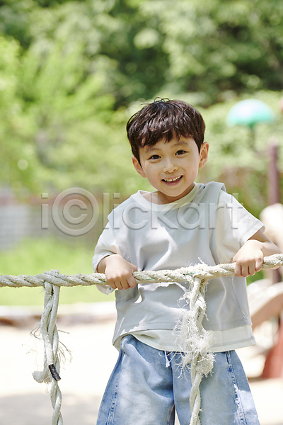 즐거움 남자 소년 소년한명만 어린이 한국인 한명 JPG 아웃포커스 앞모습 포토 놀기 놀이 놀이터 미소(표정) 밧줄 상반신 야외 여름(계절) 잡기 주간