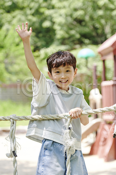 즐거움 남자 소년 소년한명만 어린이 한국인 한명 JPG 아웃포커스 앞모습 포토 놀기 놀이 놀이터 미소(표정) 밧줄 상반신 손들기 손인사 야외 여름(계절) 잡기 주간