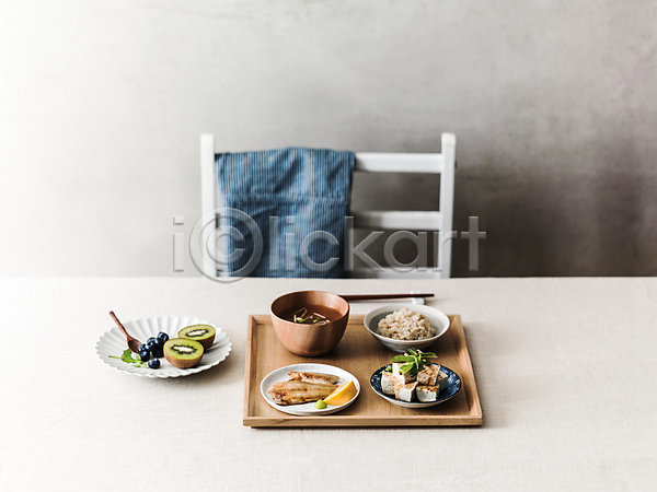 사람없음 JPG 포토 그릇 나무숟가락 나무쟁반 된장찌개 두부요리 반찬 밥 블루베리 생선구이 식사 식탁 의자 접시 천(직물) 키위 플레이팅 한식