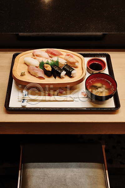 사람없음 JPG 포토 간장 나무탁자 미소된장국 식사 의자 일본음식 쟁반 젓가락 젓가락받침대 초밥 플레이팅