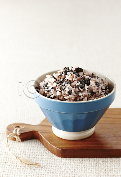 사람없음 JPG 포토 그릇 나무도마 식사 콩밥 플레이팅 한그릇 흑미 흑미밥