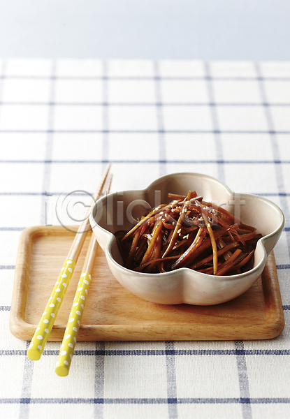 사람없음 JPG 포토 그릇 나무쟁반 반찬 식사 우엉 우엉조림 젓가락 조림 체크(체크무늬) 플레이팅