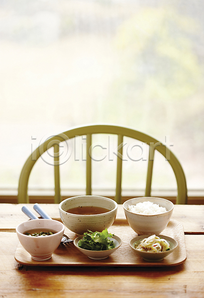 사람없음 JPG 포토 건강 국 그릇 나무쟁반 나무탁자 반찬 수저 식사 의자 접시 콩나물 콩나물무침 플레이팅 한식 흰밥