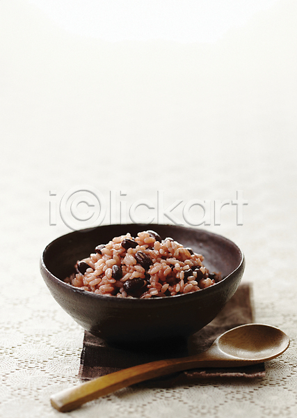 사람없음 JPG 포토 나무그릇 나무숟가락 식사 천(직물) 콩밥 플레이팅 한그릇 흑미 흑미밥