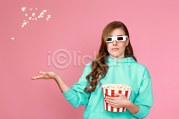 행복 성인 성인여자한명만 여자 한명 JPG 앞모습 포토 해외이미지 3D안경 던지기 들기 분홍색 상반신 영화 팝콘 해외202309