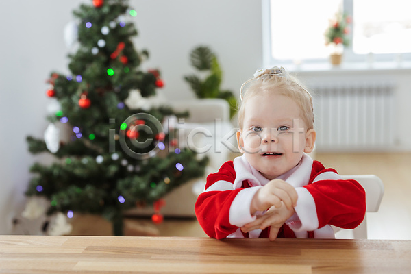 백인 아기 여자 여자아기한명만 한명 JPG 앞모습 포토 해외이미지 가족 상반신 앉기 의자 크리스마스 크리스마스트리 해외202309 휴가