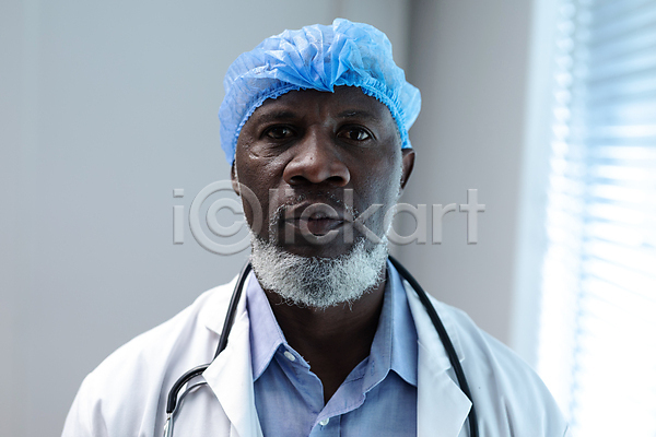 남자 사람 중년 한명 흑인 JPG 포토 해외이미지 간호사 건강 검은색 돌봄 병원 서비스 수술 약 얼굴 응시 의사 질병 청진기 치료 카메라 캡모자 해외202309 환자