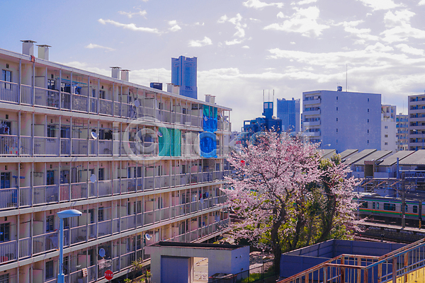 사람없음 JPG 포토 해외이미지 가로등 난간 벚꽃 벚나무 봄 빌딩 아파트 요코하마 전철 풍경(경치) 하늘 해외202309