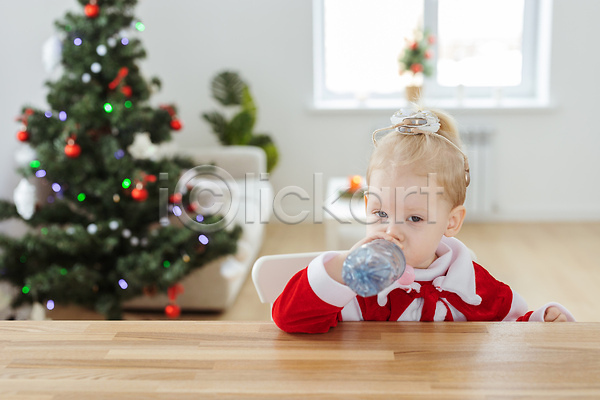 백인 아기 여자 여자아기한명만 한명 JPG 앞모습 포토 해외이미지 가족 들기 물마시기 상반신 앉기 의자 크리스마스 크리스마스트리 페트병 해외202309 휴가