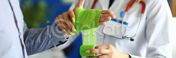 계획 고통 도움 보호 사람 사람없음 여자 JPG 포토 해외이미지 간호사 건강 검은색 깨짐 돌봄 병원 붕대 사무실 상처 손 손목 손바닥 약 업무 의사 장비 정형외과 직업 질병 청결 치료 파란색 팔 해외202309 해외포토 헬프 화상 환자