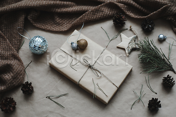 분위기 사람없음 JPG 포토 해외이미지 갈색 겨울 나뭇가지 별 선물상자 솔방울 오너먼트 전나무 천(직물) 크리스마스
