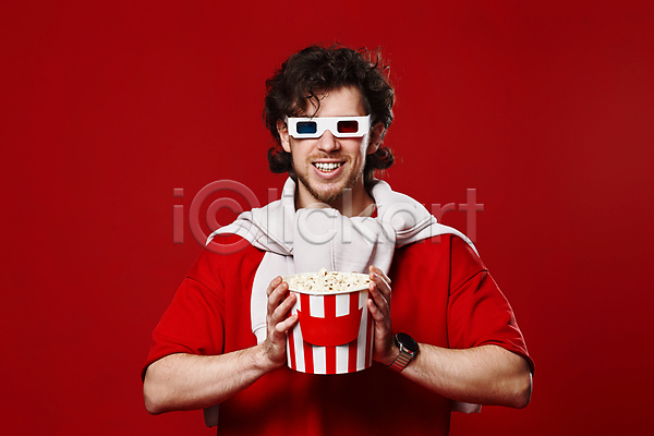 행복 남자 성인 성인남자한명만 한명 JPG 앞모습 포토 해외이미지 3D안경 들기 빨간색 상반신 영화 팝콘 해외202309