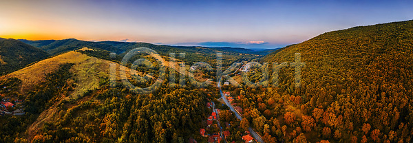 사람없음 JPG 포토 항공촬영 해외이미지 계곡 나무 내추럴 맑음 백그라운드 불가리아 뷰티 산 세계 수평선 숲 시골 안테나 야외 언덕 여행 자연 절정 초록색 컬러풀 큼 탐험 트래킹 파노라마 하늘 하이킹 해외202309 해외포토 환경