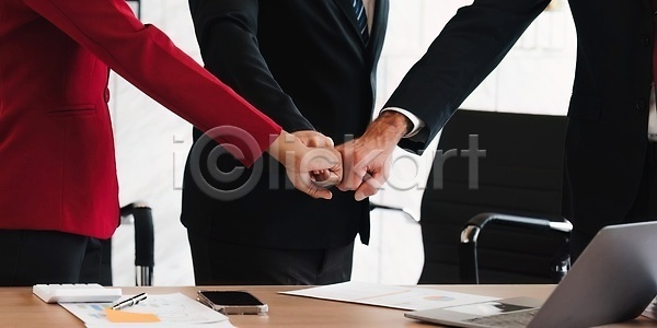 믿음 성공 우정 함께함 협력 남자 백인 사람 사람없음 성인 JPG 포토 해외이미지 거래 고립 그룹 대표 동료 백그라운드 비즈니스 비즈니스맨 사무실 사업가 손 심볼 업무 주먹 지원 직업 커뮤니티 컨셉 콜라보레이션 통신 통일 팔 필승 해외202309 해외포토 회사 흰색 힘