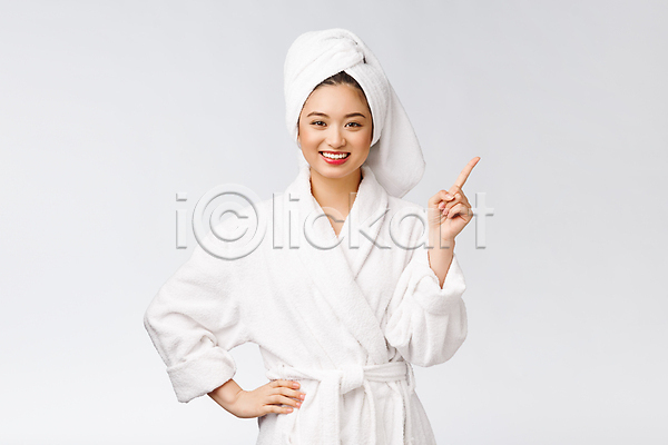 성인 성인여자한명만 여자 한명 JPG 앞모습 포토 해외이미지 가리킴 목욕가운 미소(표정) 뷰티 상반신 해외202309 허리손 흰색