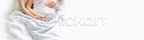 사랑 예측 함께함 행복 남자 두명 백인 사람 성인 아기 여자 JPG 포토 해외이미지 2 가족 거짓말 관계 남편 돌봄 배너 부모 뷰티 아내 아빠 엄마 임산부 임신 주택 침대 침실 카피스페이스 커플 태아 터치 해외202309 해외포토 흰색