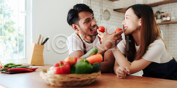 신선 준비 함께함 행복 남자 두명 백인 사람 성인 어린이 여자 JPG 포토 해외이미지 가족 건강 난로 내부 다이어트 라이프스타일 백그라운드 뷰티 샐러드 식사 실내 엄마 요리 요리사 음식 재료 저녁식사 점심식사 주방 주택 채소 채식주의자 탁자 해외202309 해외포토 흰색