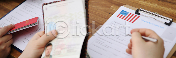 승낙 사람 사람없음 JPG 포토 해외이미지 난민 목차 문서 방문 방법 비자 서식 손 승인 시트 어플리케이션 업무 여권 여행 은색 이민 입장 자료 정보 정부 종이 지폐 탁자 펜 표준 해외 해외202309 해외포토 회사