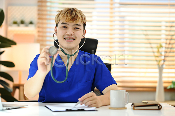 남자 성인 성인남자한명만 한명 JPG 앞모습 포토 해외이미지 들기 미소(표정) 상반신 의사 진료 청진기