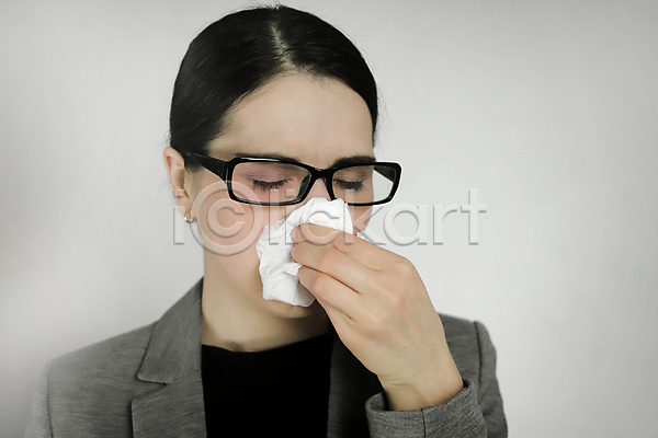 고통 추위 백인 성인 여자 한명 JPG 포토 해외이미지 갈색머리 감염 건강 고립 바이러스 뷰티 손 알레르기 약 얼굴 인플루엔자 질병 천식 치료 코 해로움 해외202309 흰색