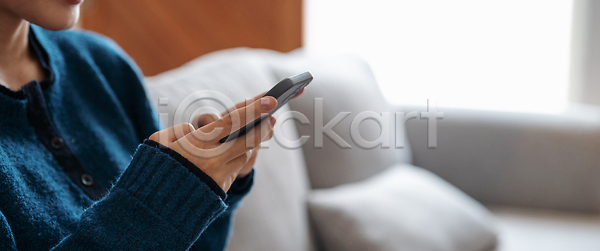 스마트 남자 사람 한명 JPG 포토 해외이미지 경영 독서 디지털 라이프스타일 메시지 모델 모바일 무선전화기 문자메시지 변호사 부름 비즈니스 비즈니스맨 세포 셀룰러 손 손가락 스마트폰 스크린 업무 응시 인터넷 잡기 장비 전화기 종업원 직업 키패드 타이핑 터치 터치스크린 텍스트 통신 해외202309 해외포토 핸드폰