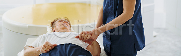 두명 사람 여자 JPG 포토 해외이미지 간호사 건강 건강관리 고양이 과학 기계 기술자 뇌 돌봄 머리 방사선 병원 스캐너 시험 실험실 암 약 엑스레이 의사 장비 직업 질병 치료 컴퓨터 파란색 해외202309 해외포토 흰색