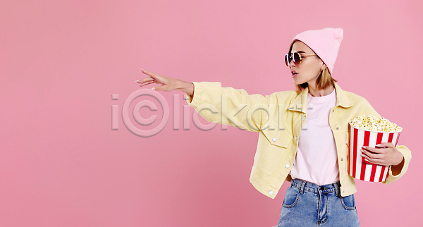 행복 성인 성인여자한명만 여자 한명 JPG 앞모습 포토 해외이미지 들기 분홍색 상반신 선글라스 영화 춤 팝콘 해외202309