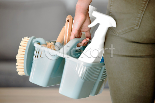 한명 JPG 포토 해외이미지 관리 도구 들기 무료이미지 바구니 위생관리 잡기 청소 청소도구 해외202309 해외포토