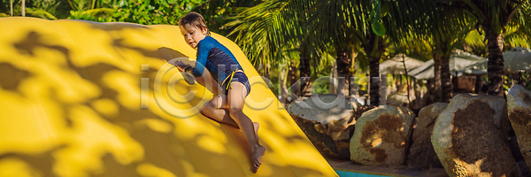 기쁨 행복 남자 소년 어린이 한명 JPG 포토 해외이미지 강의 공원 놀이 놀이터 물 배너 생일 센터 수영복 스포츠 야외 여름 운동 유치원 장난 장애물 점프 컬러 파노라마 파티 해외202309 해외포토 휴가