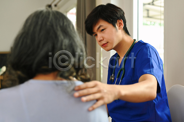위로 남자 노년 두명 성인 여자 JPG 뒷모습 포토 해외이미지 상담 상반신 어깨에손 응시 의사 진료