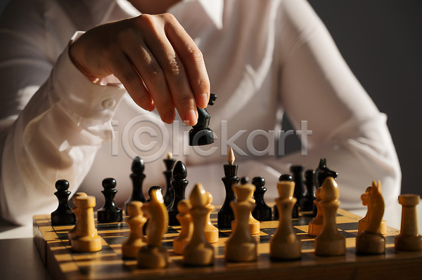 경쟁 집중 성인 성인여자한명만 여자 한명 JPG 앞모습 포토 해외이미지 게임 들기 상반신 체스 체스말 체스판